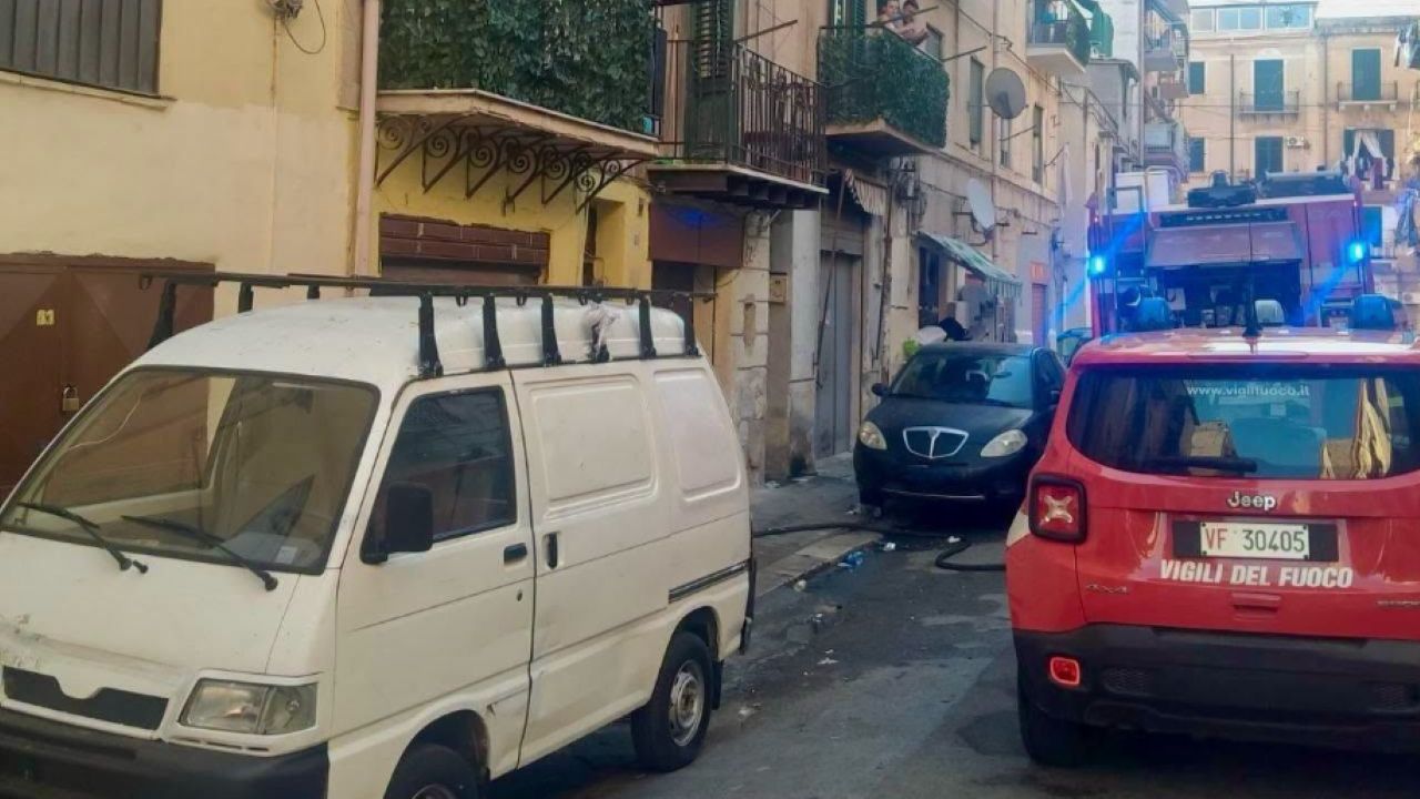 Incendio in un appartamento di Palermo: evacuata l’intera palazzina