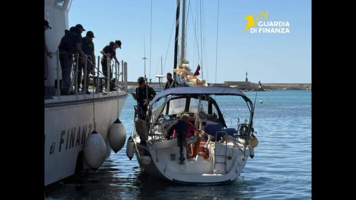 Migranti nascosti sotto coperta su una barca a vela: otto scoperti dalla Finanza, arrestato il conducente