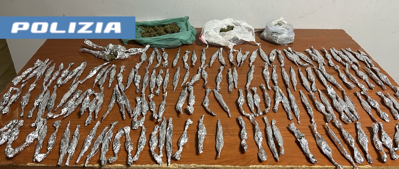 Aspettava gli acquirenti su una sedia in strada: arrestato pusher 16enne