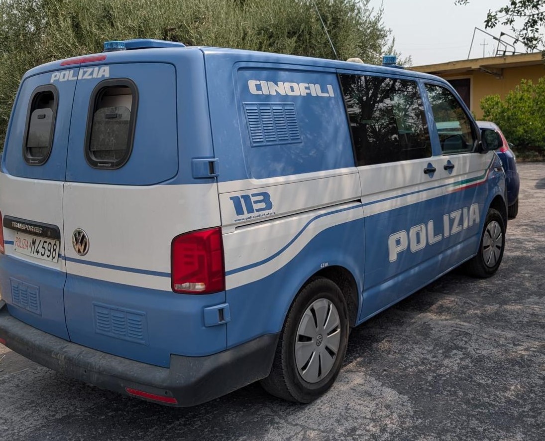 Paternò, blitz in una casa rurale: 21enne sorpreso mentre dorme, la droga spunta anche dal terreno