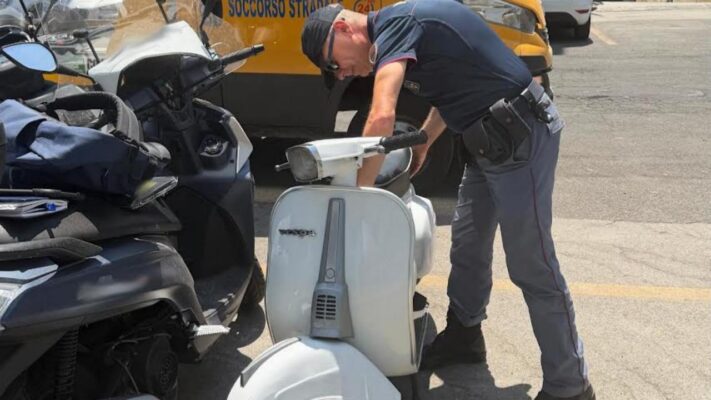 Catania, si presenta in Commissariato per l’obbligo di firma su una vespa rubata nel 1984