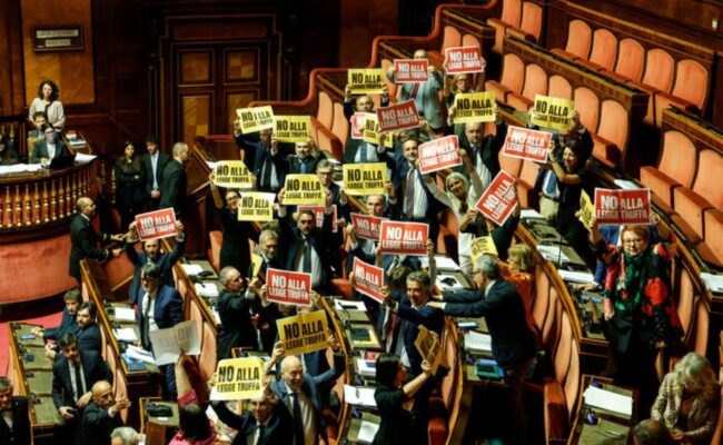 Legge elettorale, via libera del Senato: proporzionale, premio al 42% e ritorno delle preferenze