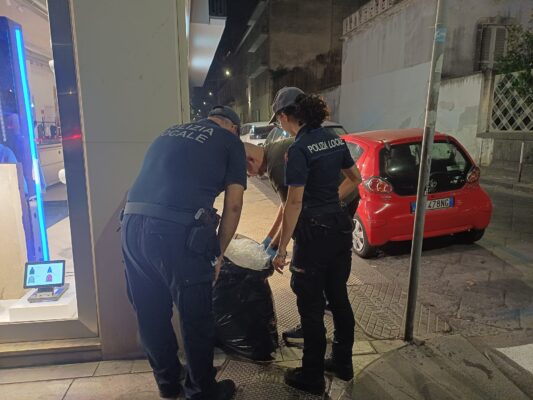 Catania, rifiuti abbandonati e differenziata sbagliata: 110 multe in una sola sera, agenti frugano tra i sacchetti