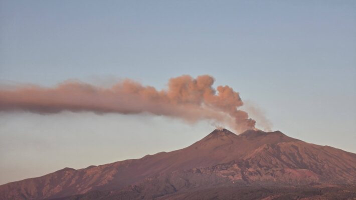 Etna, torna l’allerta rossa per l’aviazione: cenere verso Sud