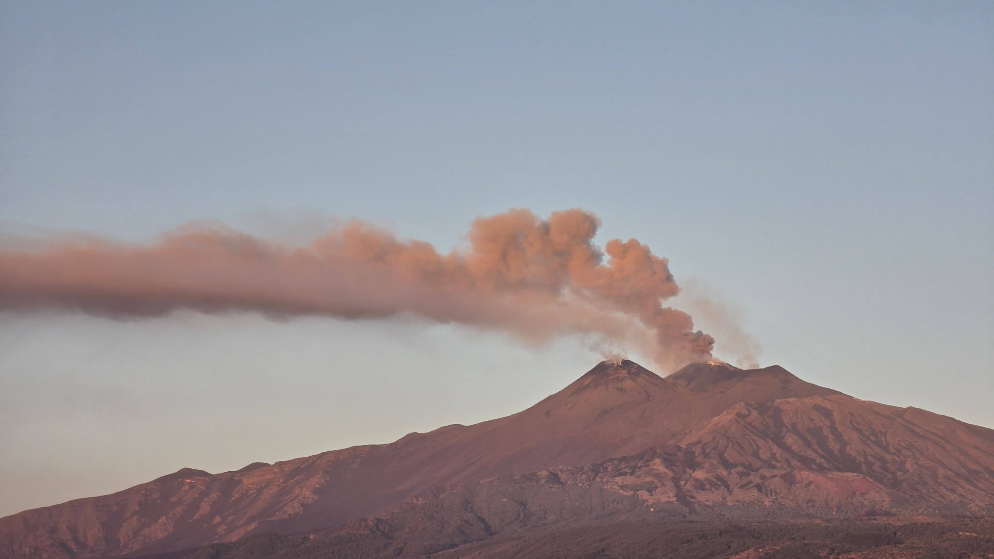 Etna, torna l’allerta rossa per l’aviazione: cenere verso Sud