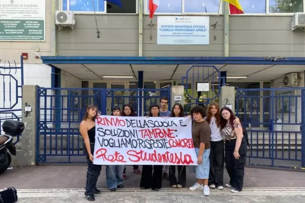 Palermo, manifesti affissi dalla Rete studentesca in segno di protesta: “Problemi con le temperature”