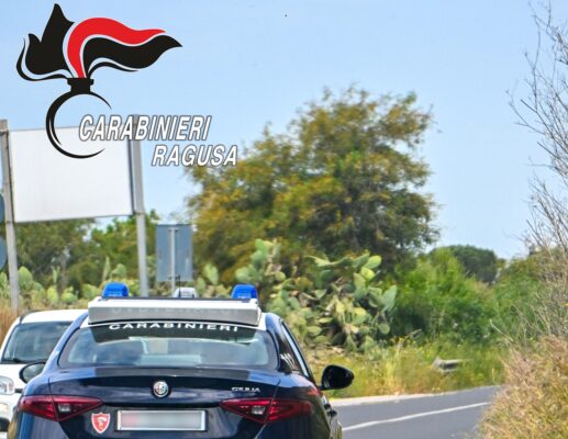 Scoglitti, vede i carabinieri e lancia una busta nel terreno: dentro oltre 1,5 chili di hashish, arrestato 26enne