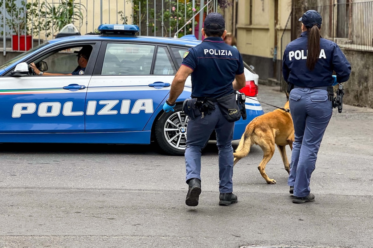 Blitz a Catania, 49enne sorpreso a scappare dal retro di un appartamento