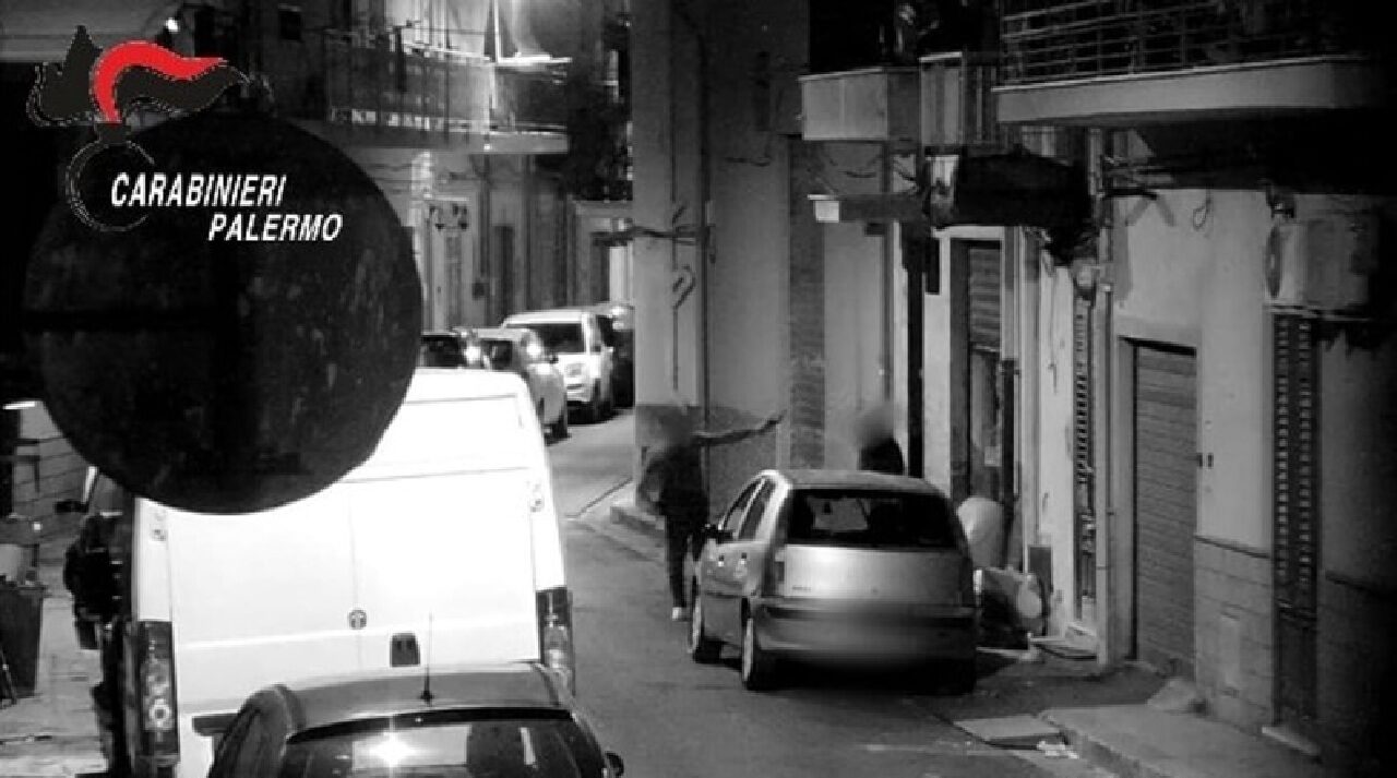 Atto intimidatorio a Bagheria, colpi di arma da fuoco contro un magazzino: in manette due soggetti