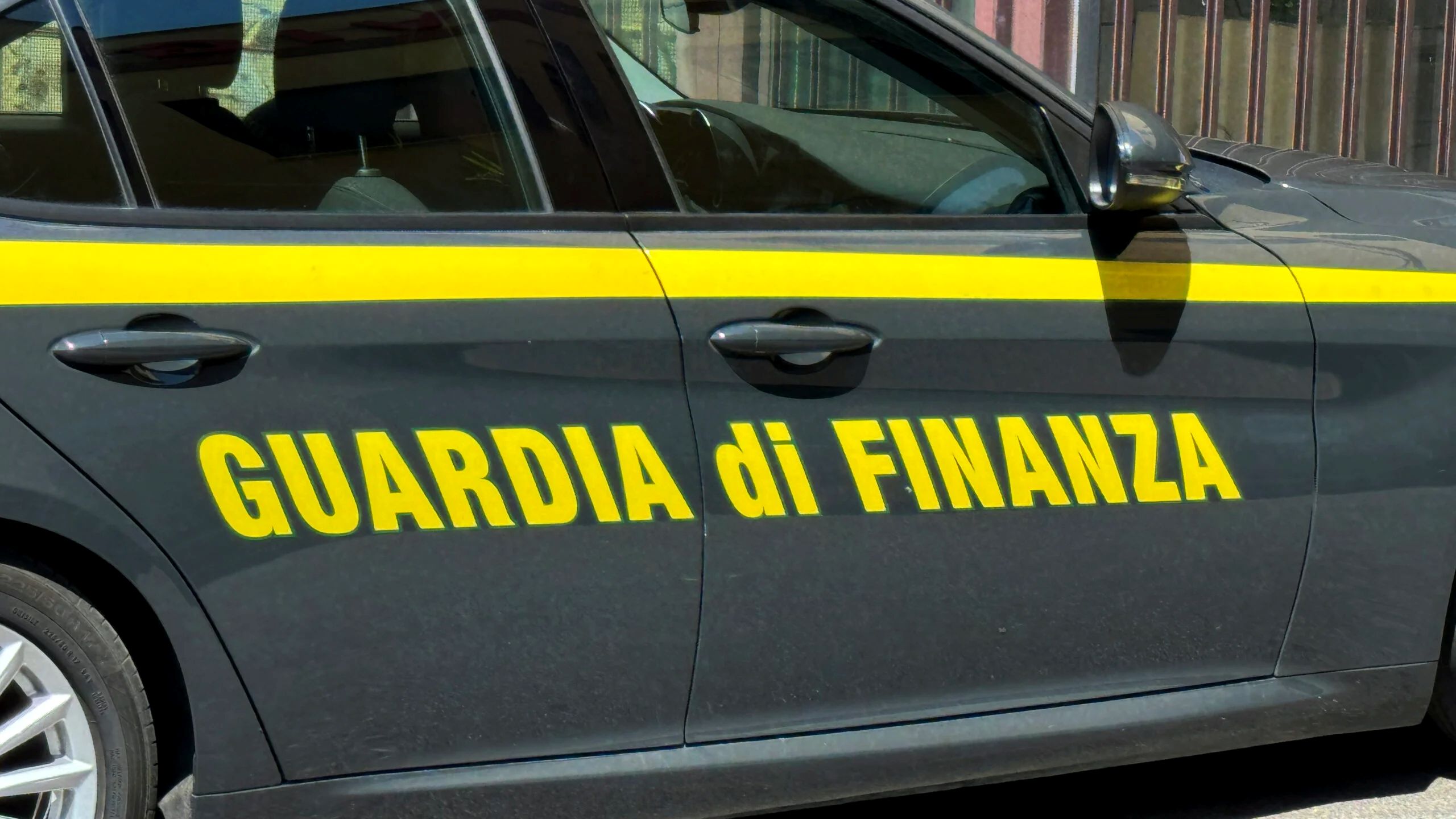 Blitz in un negozio di Bronte: sequestrati oltre 24mila prodotti scolastici e materiale di cancelleria non conformi