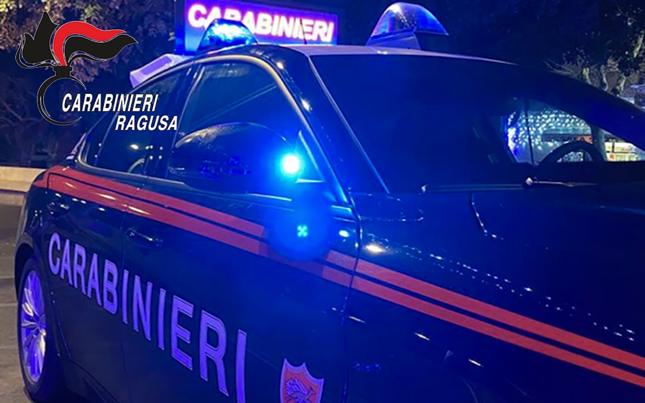 Sorpresi a forzare il portone di un condominio, nei guai due minorenni
