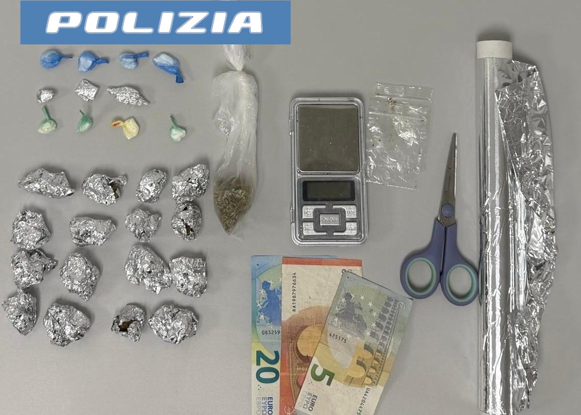Catania, “droga a domicilio” in auto: sorpreso durante la consegna a un cliente, arrestato 31enne