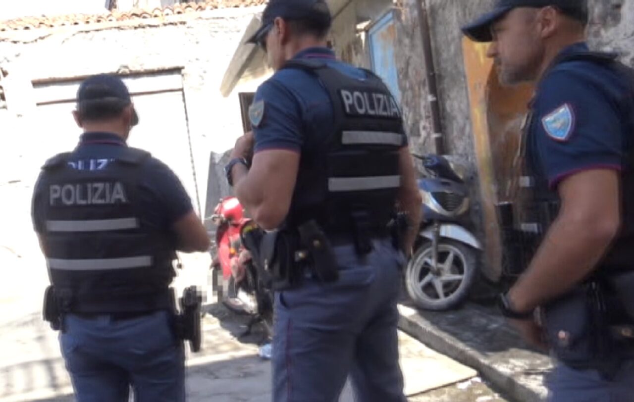 Blitz a San Cristoforo, agenti presi a “sprangate” durante gli arresti