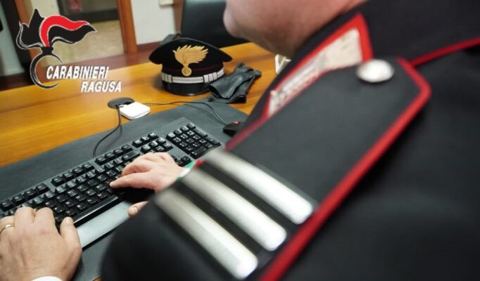 Trova un portafoglio smarrito e lo consegna ai carabinieri: dentro quasi 3mila euro