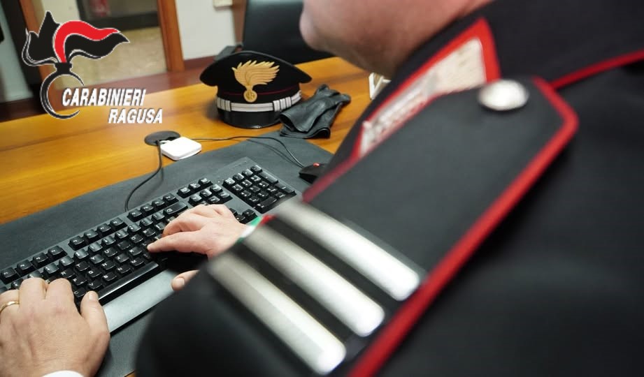 Trova un portafoglio smarrito e lo consegna ai carabinieri: dentro quasi 3mila euro