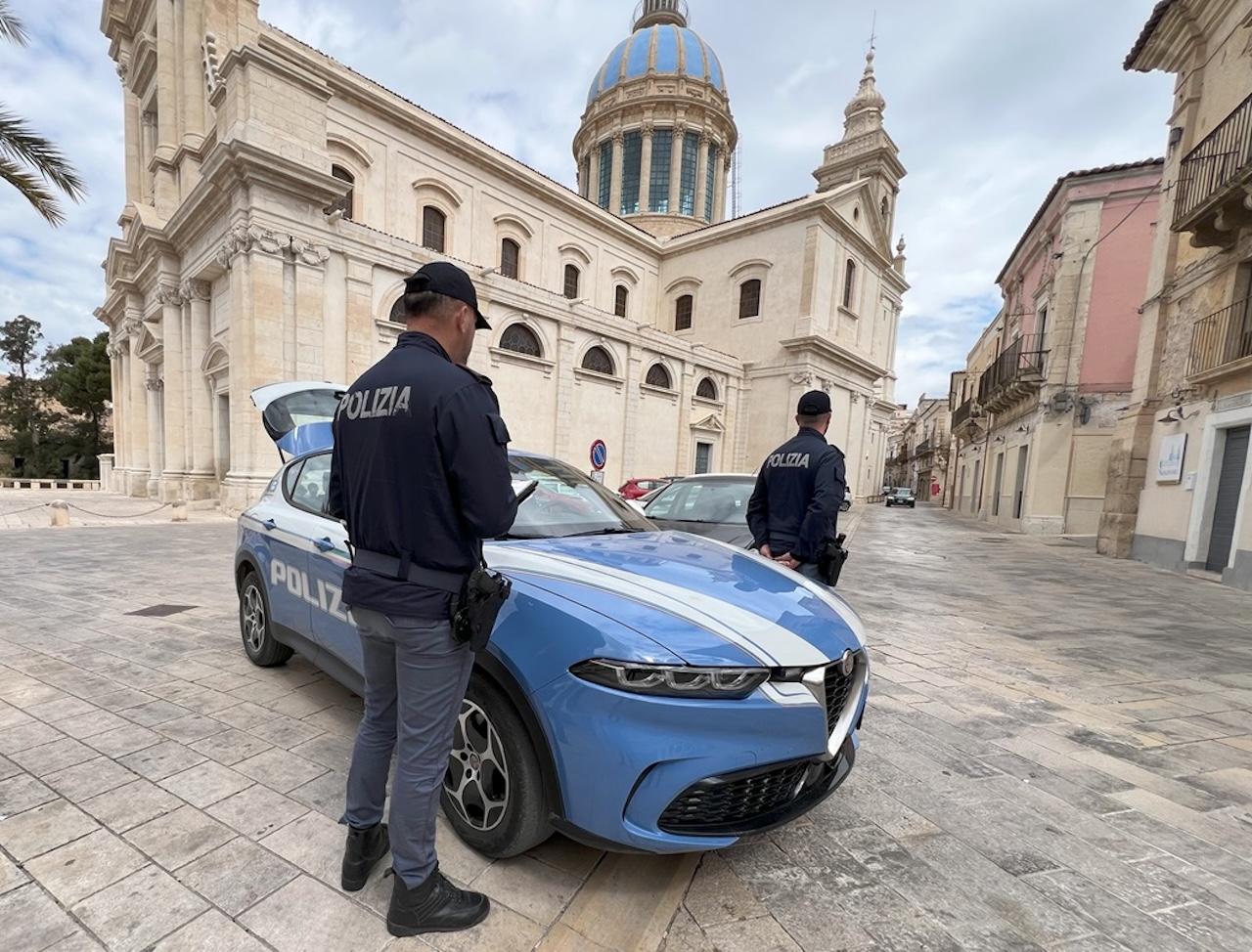 Comiso, donna aggredita in auto e colpita più volte al volto: arrestato il compagno