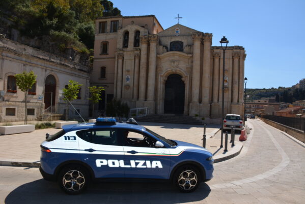 Modica, si arrampica su una conduttura ed entra in casa: irrompe in camera da letto e minaccia la proprietaria, arrestato 26enne