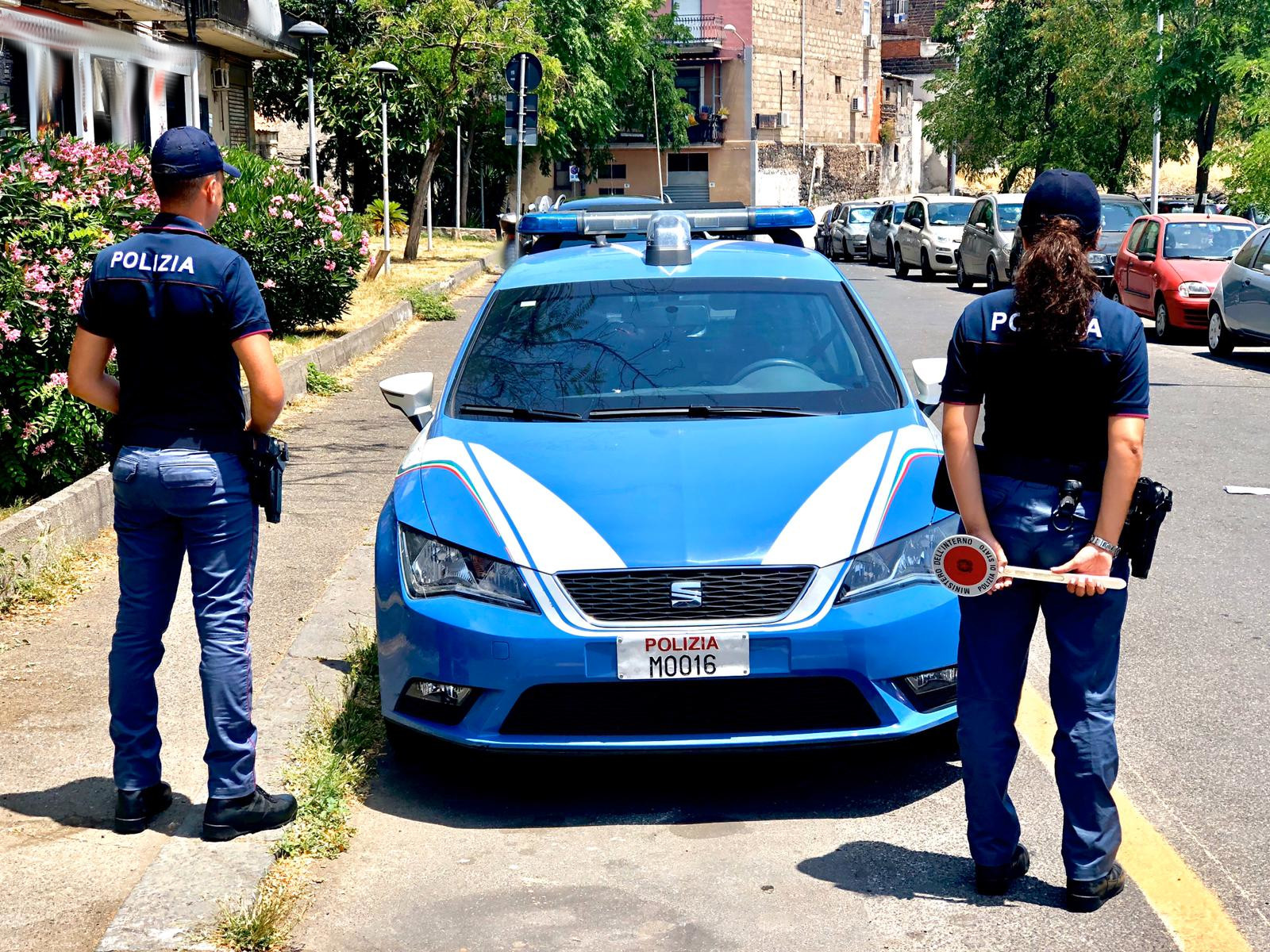 Catania, evade dai domiciliari per spacciare: sorpreso mentre prepara una dose di crack