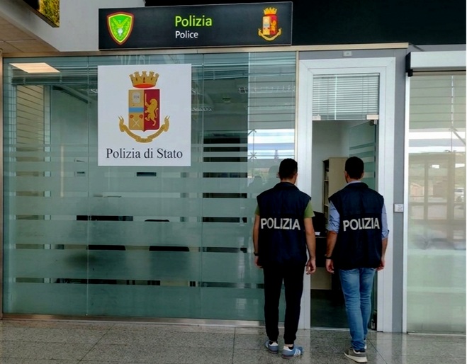 Catania, ruba profumi in aeroporto e prova a cambiare look prima del volo: denunciato anche un operatore dello scalo