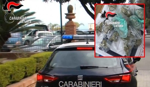 Acireale, 22enne fermato con marijuana e 3.500 euro: chiusa anche una barberia abusiva