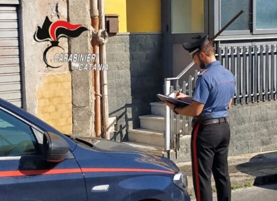 Bronte, tentano di forzare il portone di una casa: incastrati dalle telecamere, due denunciati