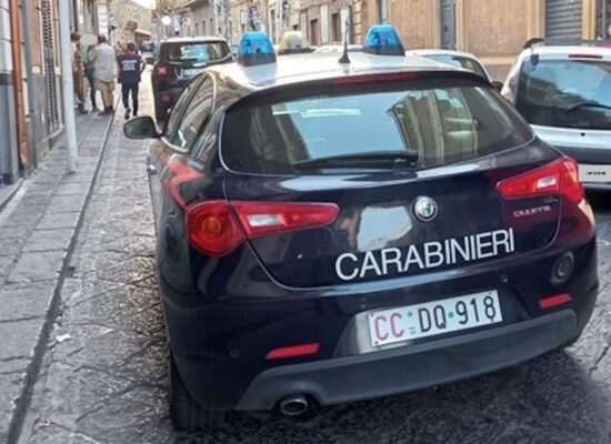 Incidente sul lavoro nel Catanese, cade da una scala durante lavori in un edificio: 57enne ricoverato in prognosi riservata