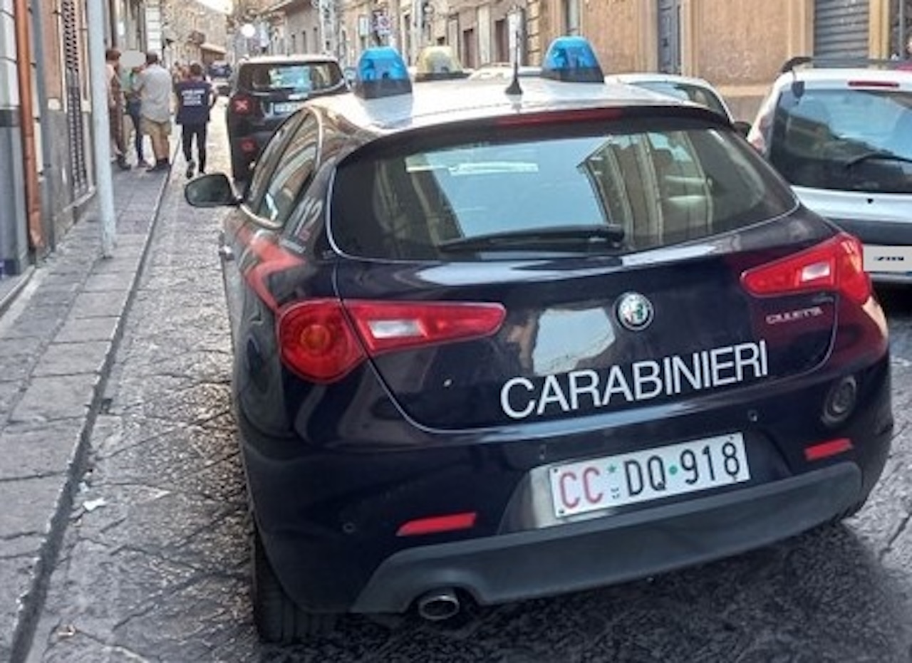 Incidente sul lavoro nel Catanese, cade da una scala durante lavori in un edificio: 57enne ricoverato in prognosi riservata