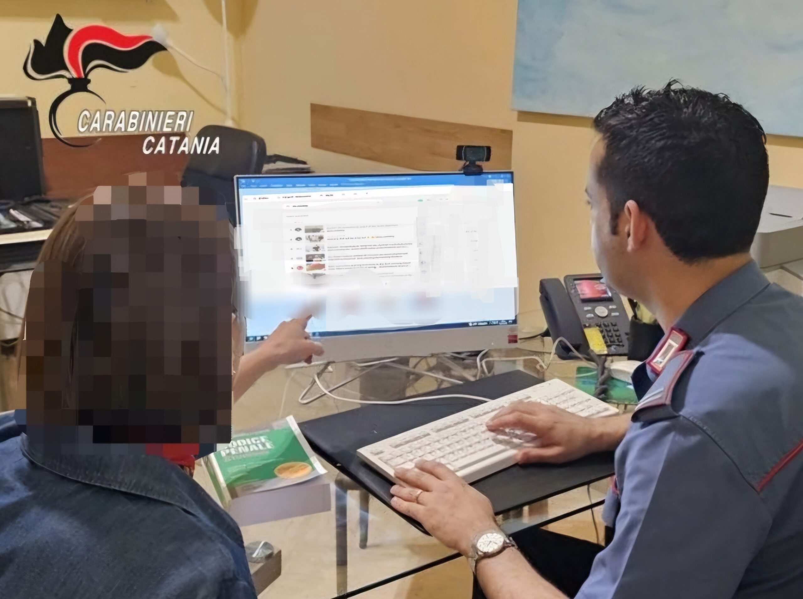 Foto alla moglie, poi la furia: 56enne cosparso di liquido infiammabile e minacciato: “Ti do fuoco”