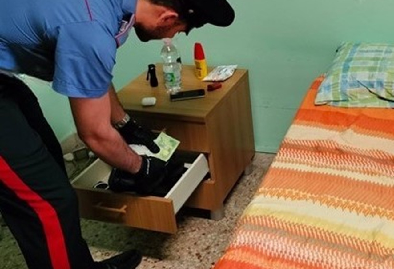 Catania, blitz a casa del pusher: quasi 100 grammi di cocaina in dosi, nell’appartamento c’era anche un evaso