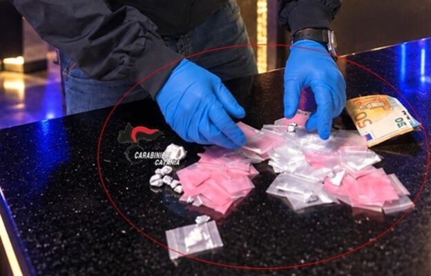 Catania, droga tra i giovani in discoteca: ketamina, cocaina e “tusi” nelle tasche, arrestato 26enne
