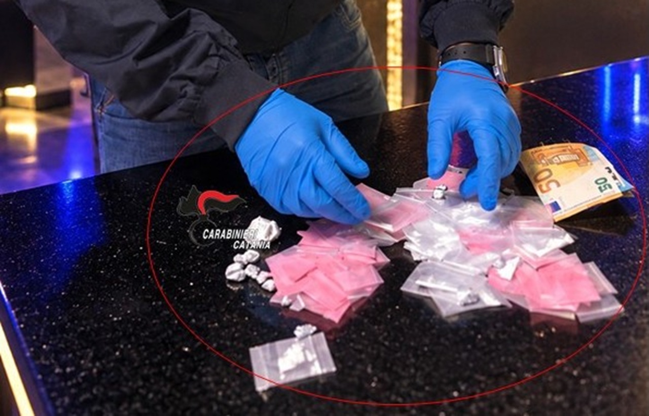 Catania, droga tra i giovani in discoteca: ketamina, cocaina e “tusi” nelle tasche, arrestato 26enne
