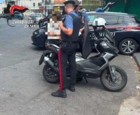 Catania, oltre 60 grammi di marijuana e 500 euro nello scooter: arrestato 25enne a Picanello