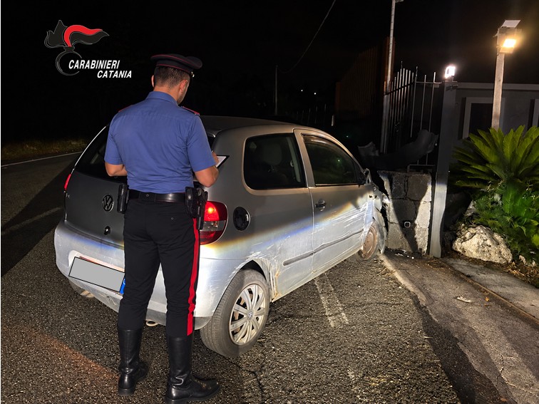 Ruba un’auto e la fuga dura pochi minuti: si schianta contro un muro a Giarre