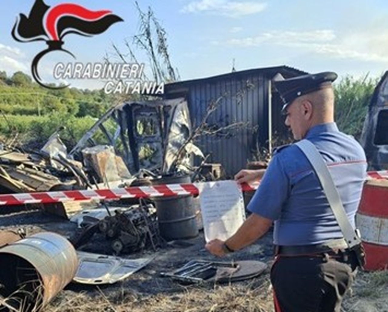 Distesa di rottami nelle campagne del Catanese: sequestrati 1.600 metri quadrati, due denunce