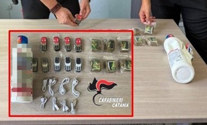 Mineo, oltre 500 dosi di hashish e 9 microtelefoni nascosti in auto: arrestati padre e figlio