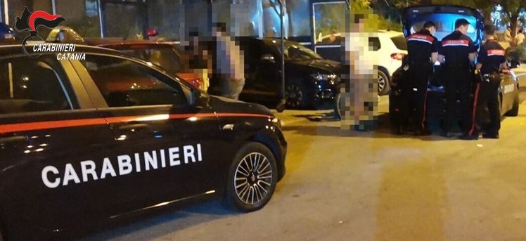 Misterbianco, 16enne trovato con un’auto rubata: “L’ho comprata da uno sconosciuto”. Il padre lo aggredisce davanti ai carabinieri