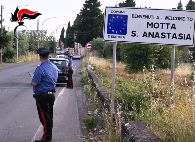 Motta Sant’Anastasia, evade dai domiciliari ma resta vicino casa: 19enne rintracciato e denunciato