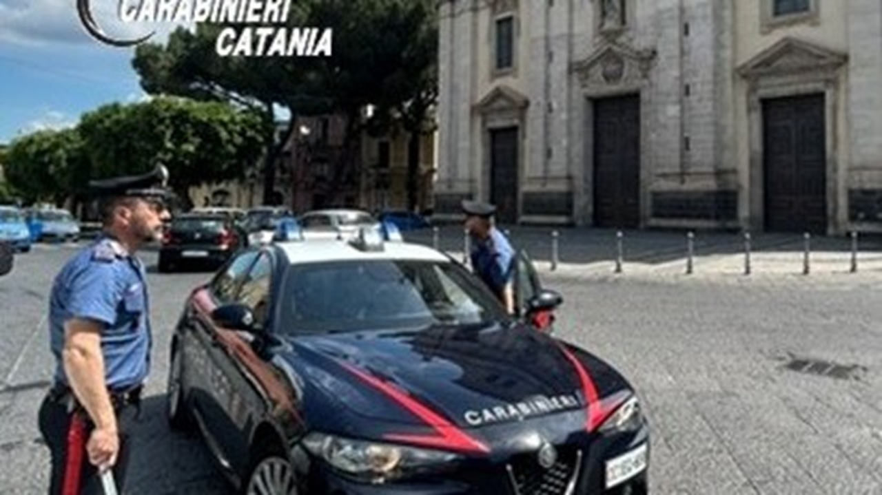 Paternò, tenta di disfarsi di un portamonete dal finestrino: dentro cocaina e crack