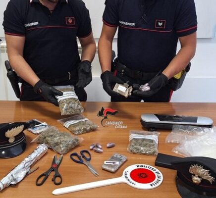 Chiamati per una lite domestica, trovano droga in casa: la scoperta nel Catanese
