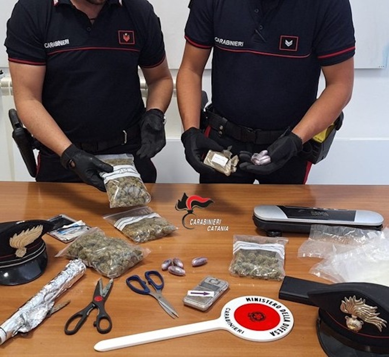 Chiamati per una lite domestica, trovano droga in casa: la scoperta nel Catanese