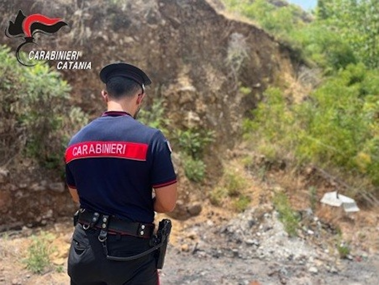 San Michele di Ganzaria, rifiuti dati alle fiamme in un terreno: denunciati marito e moglie
