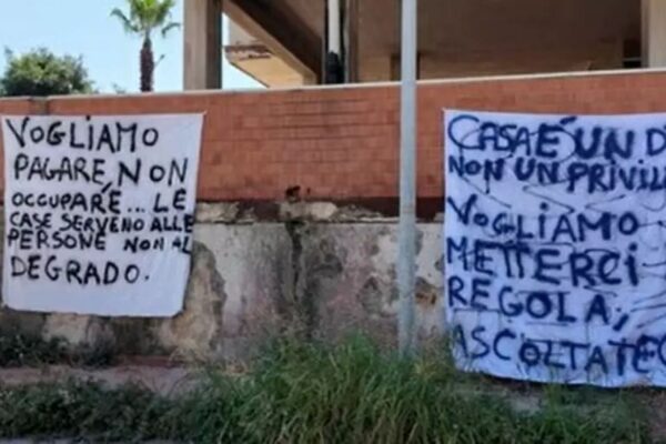 Gela, sgomberi su provvedimenti giudiziari: gli occupanti degli alloggi popolari protestano