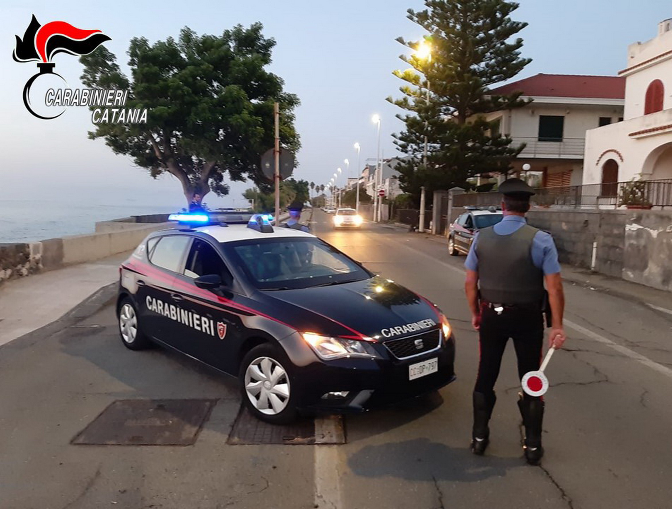 Controlli a tappeto tra Giarre e Riposto, carabinieri anche in elicottero: droga nascosta in un vano tecnico