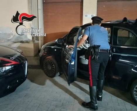 Gravina, fermato di notte con un coltello nascosto nell’auto: denunciato 21enne
