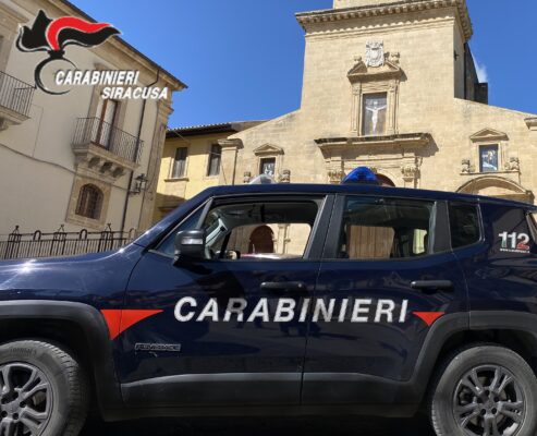Francofonte, rompe il finestrino di un’auto e ruba un borsello con denaro