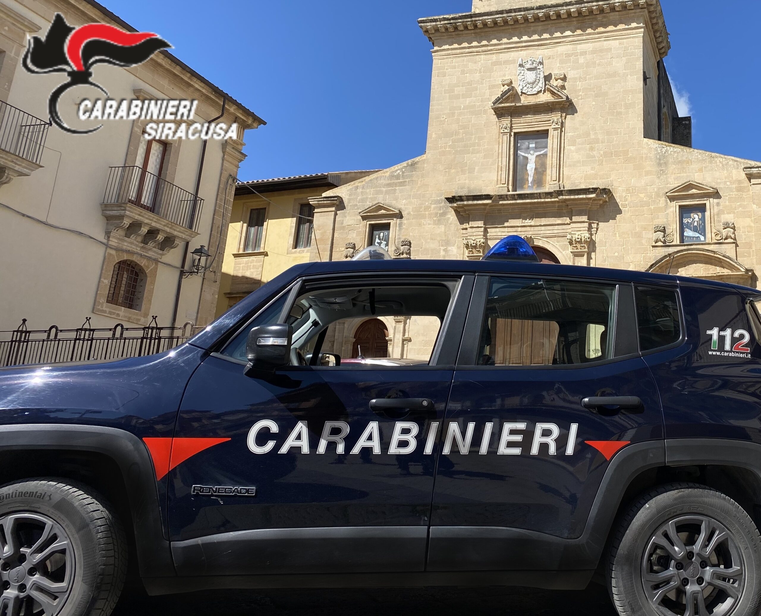 Francofonte, rompe il finestrino di un’auto e ruba un borsello con denaro