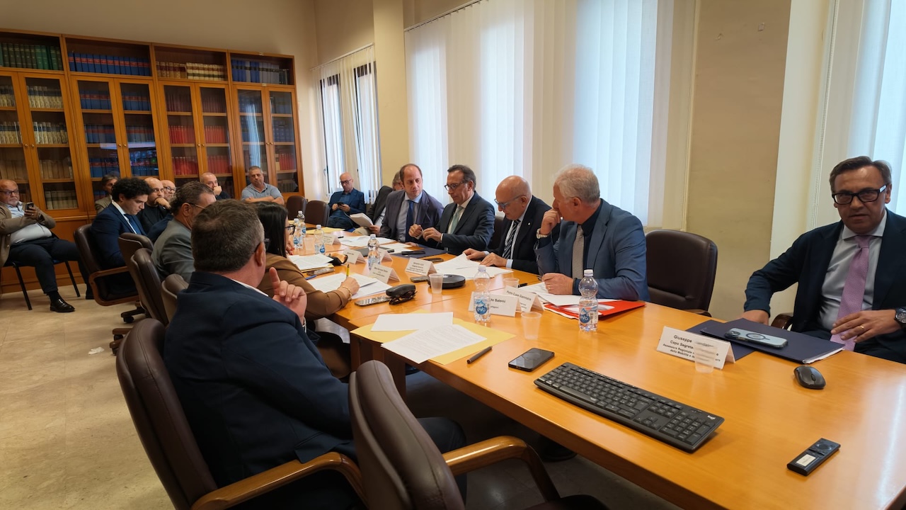 Caro carburanti, dalla Regione 15 milioni agli autotrasportatori: contributi fino a 50mila euro