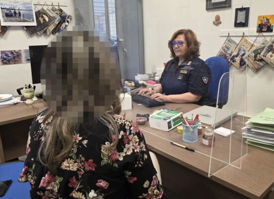 Caltagirone, violenze e minacce alla compagna anche davanti ai figli: giovane arrestato