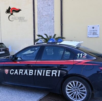Lite di coppia finisce nel sangue: 59enne accoltella il compagno