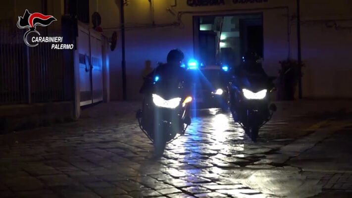 Palermo, fuga in scooter dopo l’alt dei carabinieri: travolta una donna nell’area pedonale, arrestato 24enne